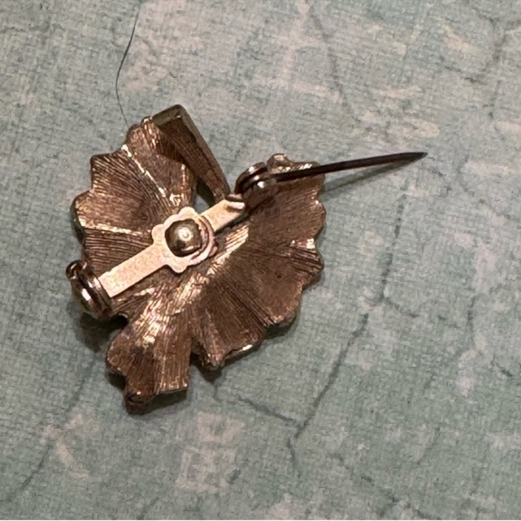 VINTAGE GOLD TONE LEAF BROOCH - Picture 4 of 8